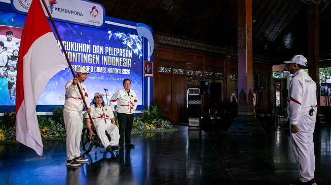 Menteri Pemuda dan Olahraga Erick Thohir (kanan) didampingi Chef De Mission (CdM) National Paralympic Committee (NPC) Indonesia Reda Manthovani (kiri) dan Ketua NPC Indonesia Senny Marbun (tengah) menghadiri acara Pengukuhan dan Pelepasan Kontingen Indonesia Asian Para Games 2026 di Balai Kota Solo, Jawa Tengah, Senin (12/10/2026). [ANTARA FOTO/Mohammad Ayudha/wsj]