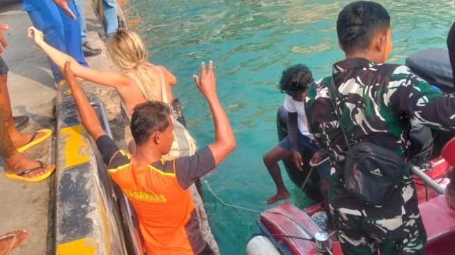 Wisatawan asing penumpang kapal wisata KM Feronia yang tenggelam di perairan Pulau Tatawa, Kabupaten Manggarai Barat, NTT, berhasil dievakusi Tim SAR Selasa (13/10/2026). [Dok.Basarnas]