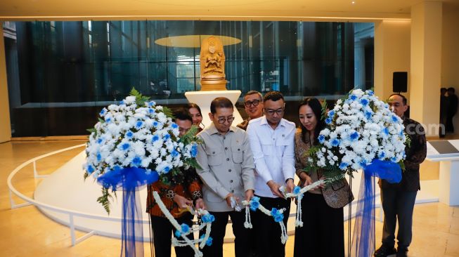 Menteri Kebudayaan Fadli Zon dan Wakil Menteri Kebudayaan Giring Ganesha meresmikan Galeri Prajnaparamita di Museum Nasional Indonesia, Jakarta, Selasa (13/10/2026). [Suara.com/Alfian Winanto]