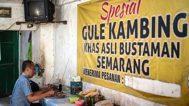 Pelanggan menikmati kuliner gule kambing bustaman di Semarang, Jawa Tengah, Senin (12/10/2026). [ANTARA FOTO/Aprillio Akbar/YU]