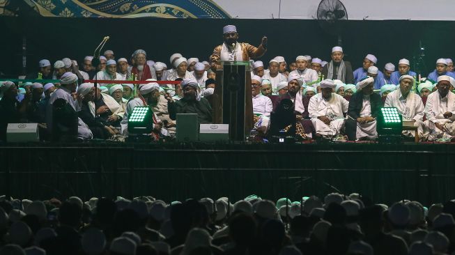 Dewan Syuro Majelis Rasulullah SAW, Habib Nabiel Al Musawa (tengah) menyampaikan sambutan saat Tablig Akbar di kawasan Silang Monas, Jakarta, Senin (12/10/2026). [ANTARA FOTO/Angga Budhiyanto/wsj]