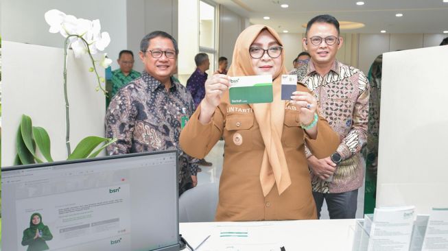 (Dari kiri kekanan) Direktur Utama Bank BSN Alex Sofjan Noor, Wakil Bupati Banyumas Dwi Asih Lintarti dan Direktur Network & Retail Funding Bank BSN Ari Kurniaman saat acara Grand Opening Bank BSN Kantor Cabang Purwokerto, Senin (12/10/2026). [handout]
