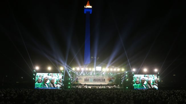 Umat Islam menghadiri Tablig Akbar Majelis Rasulullah SAW di kawasan Silang Monas, Jakarta, Senin (12/10/2026). [ANTARA FOTO/Angga Budhiyanto/wsj]