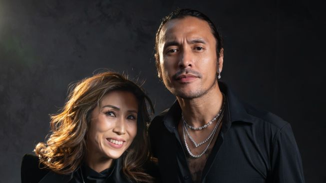 Untuk Ello, Wanda Ponika memberikan tiga kalung berlian dengan panjang berbeda serta anting panjang yang menjuntai, Ello tampil dengan gaya edgy dan ekspresif, selaras dengan energinya yang meledak-ledak di atas panggung. [Instagram]