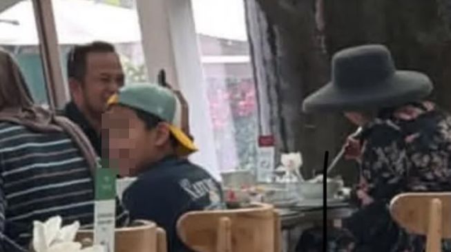 Gubernur Kaltim Rudy Mas'ud viral usai kedapatan tengah sarapan di Hotel Marina Bay Sands, Singapura. [Threads]