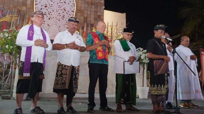 Sejumlah tokoh lintas agama berdoa bersama saat Peringatan 24 Tahun Tragedi Bom Bali di Monumen Tragedi Kemanusiaan, Badung, Bali, Senin (12/10/2026). [ANTARA FOTO/Nyoman Hendra Wibowo/wsj]