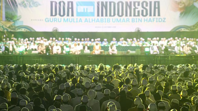 Umat Islam menghadiri Tablig Akbar Majelis Rasulullah SAW di kawasan Silang Monas, Jakarta, Senin (12/10/2026). [ANTARA FOTO/Angga Budhiyanto/wsj]