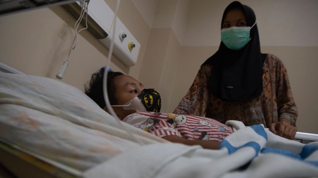 Orang tua dari pasien anak penderita infeksi saluran pernapasan akut (ISPA) menunggu anaknya yang menjalani perawatan di Rumah Sakit Umum Daerah (RSUD) BARI Palembang, Sumatera Selatan, Selasa (13/10/2026). [ANTARA FOTO/Nova Wahyudi/nz]