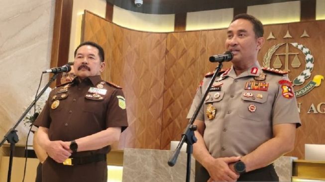 Kapolri Jenderal Suyudi Ario Seto (kanan) bersama Jaksa Agung ST Burhanuddin (kiri) memberikan keterangan pers seusai pertemuan untuk memperkuat koordinasi penyidikan dan penuntutan perkara pidana di Gedung Utama Kejaksaan Agung, Jakarta, Rabu (14/10/2026). ANTARA/Nadia Putri Rahmani