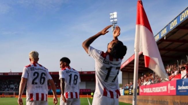 Penyerang TOP Oss, Mauresmo Hinoke, kembali menunjukkan ketajamannya dengan mencetak dua gol saat timnya mengalahkan Helmond Sport 3-1 dalam lanjutan kompetisi sepak bola Belanda akhir pekan lalu. [Instagram Mauresmo Hinoke]