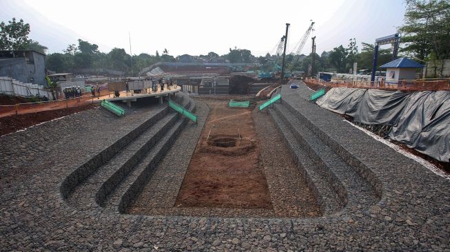 Sejumlah pekerja dengan menggunakan alat berat menyelesaikan pembangunan proyek Embung Kebagusan di Jakarta, Selasa (13/10/2026). [ANTARA FOTO/Muhammad Iqbal/nz]
