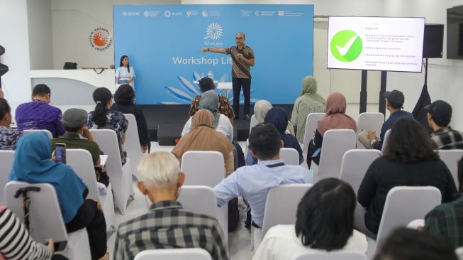 Advokat dan praktisi hukum kekayaan intelektual, Ari Juliano Gema menyampaikan pemaparan dalam Workshop Literaia: Kontrak Sehat, Karya Selamat yang merupakan rangkaian dari kegiatan Festival Literaia 2026 di Museum Nasional Indonesia, Jakarta, Selasa (13/10/2026). [Suara.com/Alfian Winanto]