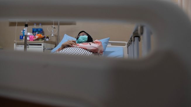 Pasien penderita infeksi saluran pernapasan akut (ISPA) menjalani perawatan di Rumah Sakit Umum Daerah (RSUD) BARI Palembang, Sumatera Selatan, Selasa (13/10/2026). [ANTARA FOTO/Nova Wahyudi/nz]