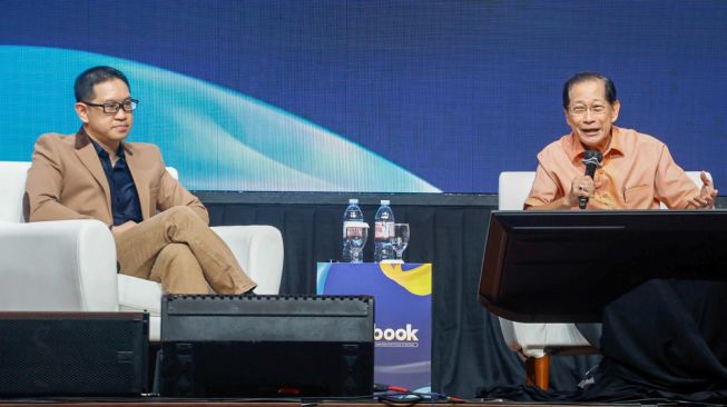 Presiden Komisaris BCA Jahja Setiaatmadja bersama DR. Dr. Indra Wijaya saat sesi diskusi acara Indonesia Knowledge Forum (IKF) XV di Jakarta, Selasa (13/10/2026). [Suara.com/Alfian Winanto]