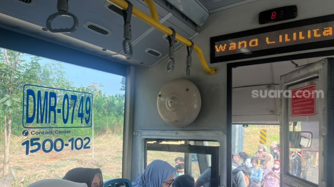 Bus Transjakarta keluar asap koridor 7C jurusan Cibubur - Cawang di tengah jalan tol arah Cawang Sentral, Rabu (14/10/2026). [Suara.com/Rina]