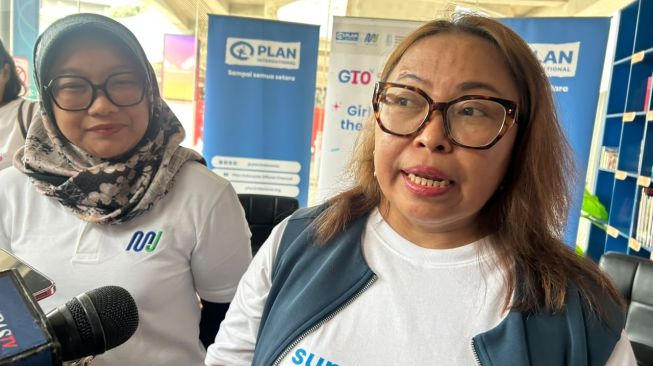 Direktur Eksekutif Plan Indonesia, Dini Widiastuti. [Suara.com/Dini Afrianti]
