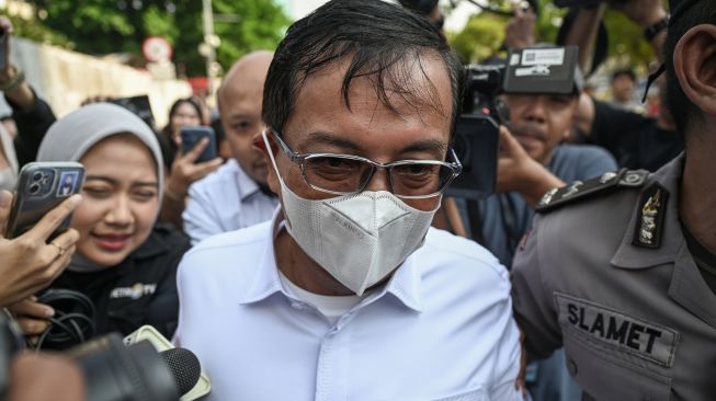 Sekretaris Utama Badan Nasional Penanggulangan Bencana (BNPB) Rustian (tengah) berjalan usai menjalani pemeriksaan di Gedung Merah Putih KPK, Jakarta, Rabu (14/10/2026). [ANTARA FOTO/Fauzan/wsj]