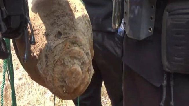 Penampakan bom pesawat diduga peninggalan pendudukan Jepang. Bom ditemukan tertimbun tanah di Kabupaten Pinrang, Sulawesi Selatan [SuaraSulsel.id/Istimewa]