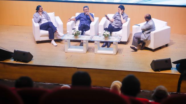Ketua Umum IKAPI Arys Hilman (kedua kiri) bersama Sekretaris Jenderal AKSI Ecky Mosmarth (kiri) dan Innovation Consultant Yoris Sebastian (kedua kanan) menyampaikan pemaparan dalam Bincang Literaia yang merupakan rangkaian dari kegiatan Festival Literaia 2026 di Museum Nasional Indonesia, Jakarta, Selasa (13/10/2026). [Suara.com/Alfian Winanto]
