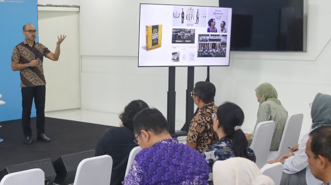 Advokat dan praktisi hukum kekayaan intelektual, Ari Juliano Gema menyampaikan pemaparan dalam Workshop Literaia: Kontrak Sehat, Karya Selamat yang merupakan rangkaian dari kegiatan Festival Literaia 2026 di Museum Nasional Indonesia, Jakarta, Selasa (13/10/2026). [Suara.com/Alfian Winanto]
