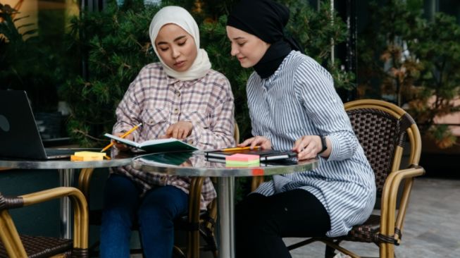 Budaya Study Date di Kafe: Antara Produktif, Numpang Wifi, dan Ajang Konten