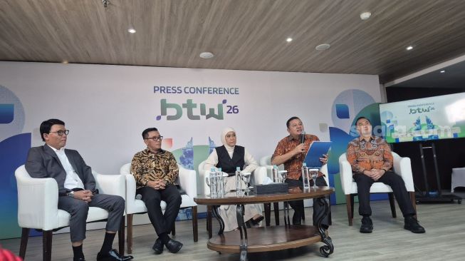Menteri Komunikasi dan Digital (Menkomdigi), Meutya Hafid (tengah) dalam pembukaan Bali Tech Week 2026 di Jakarta, Selasa (13/10/2026). [Suara.com/Dythia]