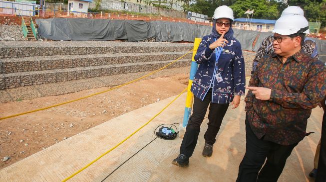 Gubernur DKI Jakarta Pramono Anung (kanan) mendengarkan penjelasan dari Kepala Dinas Sumber Daya Air (SDA) Provinsi DKI Jakarta Ika Agustin Ningrum (kiri) saat mengunjungi proyek pembangunan Embung Kebagusan di Jakarta, Selasa (13/10/2026). [ANTARA FOTO/Muhammad Iqbal/nz]
