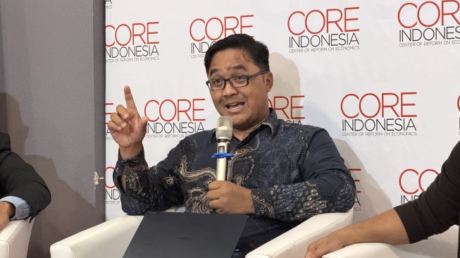 Direktur Riset Bidang Makroekonomi, Kebijakan Fiskal dan Moneter CORE Indonesia, Akhmad Akbar S saat konferensi pers di Kantor CORE Indonesia, Jakarta, Rabu (14/10/2026). [Suara.com/Dicky Prastya]