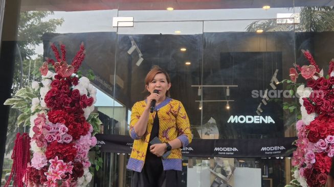 Head of D2C Business Development MODENA, Deacy Rosy Pandeirot dalam pembukaan Modena Home Center di Summarecon Bekasi, Selasa (13/10/2026). [Suara.com/Dythia]