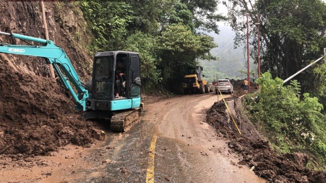 14 Titik Longsor Tapan-Batas Jambi Dibersihkan, Jalur Mulai Fungsional