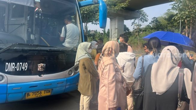 Bus Transjakarta Mogok Keluar Asap dari Mesin, Penumpang Terlantar di Pinggir Tol