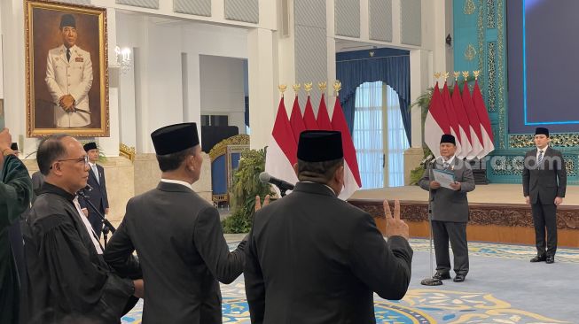 Presiden Prabowo Subianto mencopot Letjen TNI Suharyanto dari jabatan Kepala Badan Nasional Penanggulangan Bencana (BNPB). Sebagai penggantinya, Prabowo melantik Letjen Kristomei Sianturi. (Suara.com/Novian)