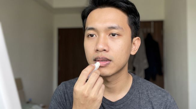 5 Pelembap Bibir Pria untuk Cerahkan Bibir Gelap karena Kebiasaan Merokok