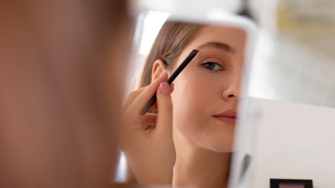 Urutan Memakai Pensil Alis, Browcara, dan Concealer agar Hasilnya Rapi dan Natural