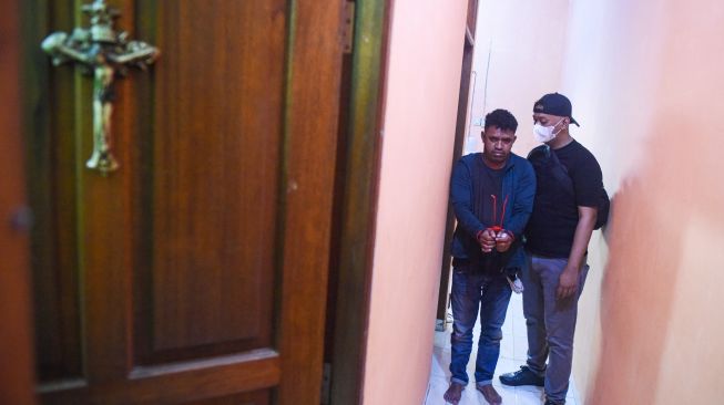 Tim gabungan Direktorat Tindak Pidana Narkoba Bareskrim Polri, Badan Narkotika Nasional (BNN), dan Polda Metro Jaya mengamankan terduga pelaku tindak pidana peredaran narkoba di Kompleks Permata (Kampung Ambon), Kedaung Kaliangke, Cengkareng, Jakarta Barat, Kamis (15/10/2026). [ANTARA FOTO/Muhammad Adimaja/YU]