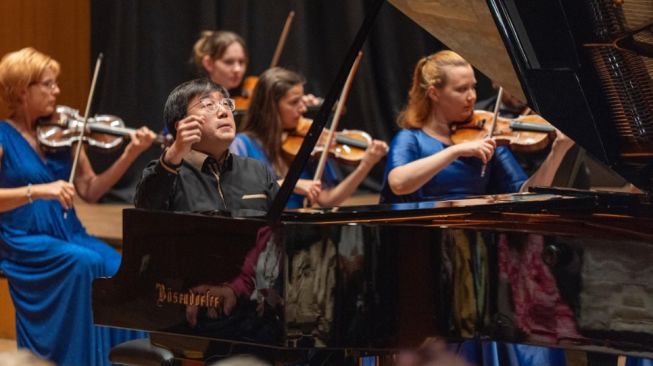 Alfred Young Sugiri saat memainkan piano sambil memperhatikan arahan konduktor di gedung pertunjukan legendaris ORF Radiokulturhaus (Gro&szlig;er Sendesaal), Wina, Austria, Kamis (1/10) [dok. Pribadi].