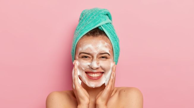ilustrasi sabun cuci muka (magnific/wayhomestudio)