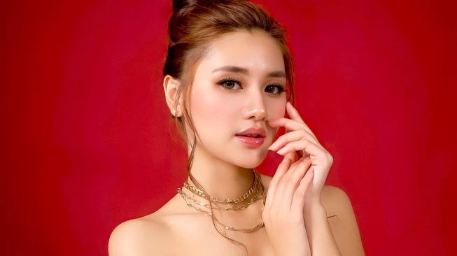 Fannita Posumah merilis ulang lagu "Jadi Aku (Sekali Saja)". Lagu ini sempat dirilis lima tahun lalu dan kini dengan nuansa yang lebih deep dan emosional. [Instagram]