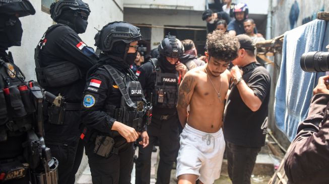 Tim gabungan Direktorat Tindak Pidana Narkoba Bareskrim Polri, Badan Narkotika Nasional (BNN), dan Polda Metro Jaya mengamankan terduga pelaku tindak pidana peredaran narkoba di Kompleks Permata (Kampung Ambon), Kedaung Kaliangke, Cengkareng, Jakarta Barat, Kamis (15/10/2026). [ANTARA FOTO/Muhammad Adimaja/YU]