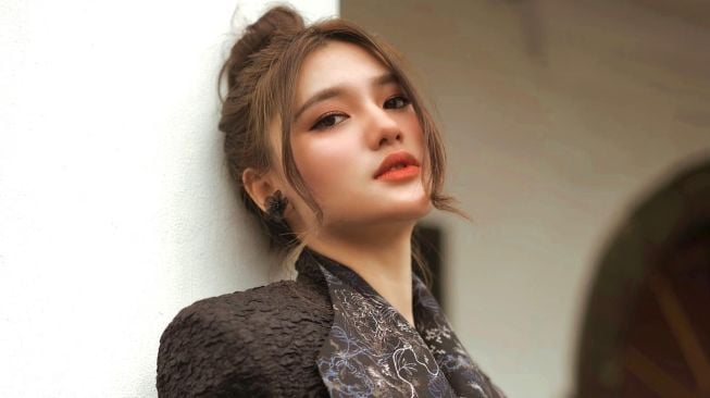 Fannita Posumah merilis ulang lagu "Jadi Aku (Sekali Saja)". Lagu ini sempat dirilis lima tahun lalu dan kini dengan nuansa yang lebih deep dan emosional. [Instagram]