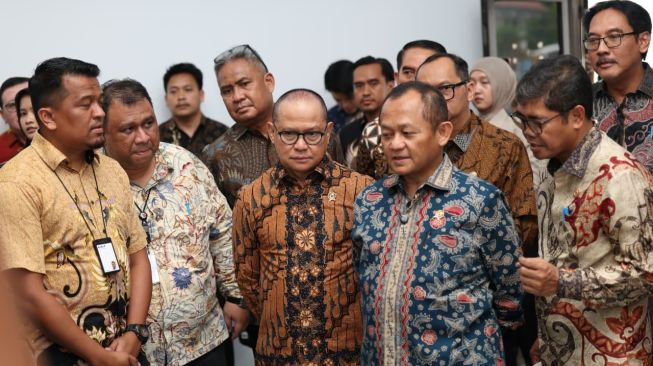 Menteri Pelindungan Pekerja Migran Indonesia (P2MI) Mukhtarudin dan Menteri Perindustrian Sarmuji bersinergi meningkatkan kualitas sumber daya manusia Indonesia, khususnya calon Pekerja Migran Indonesia. (Dok.KP2MI)