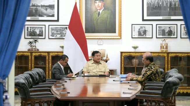 Presiden Prabowo Subianto menerima Menteri Koordinator Bidang Hilirisasi dan Transisi Energi Bahlil Lahadalia, CEO Danantara dan Suroso Isnandar Direktur Utama PLN yang baru di Istana Merdeka, Jakarta, pada Rabu siang, 14 Oktober 2026. Foto Sekretariat Kabinet