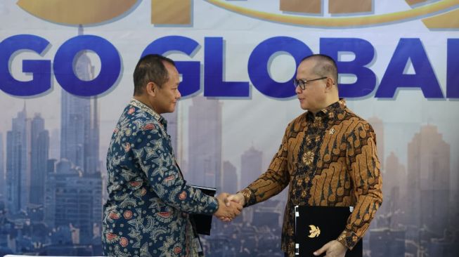 Menteri Pelindungan Pekerja Migran Indonesia (P2MI) Mukhtarudin dan Menteri Perindustrian Sarmuji usai pembaruan nota kesepahaman (MoU) dan perjanjian kerja sama (PKS) antara Kementerian P2MI dan Kementerian Perindustrian di Balai Diklat Industri (BDI), Jakarta, Kamis 15 Oktober 2026.(Dok.KP2MI)