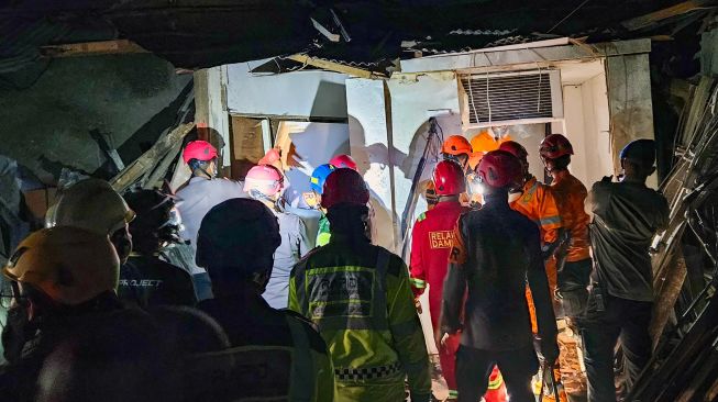 Petugas gabungan dari BPBD Tangerang Selatan, kepolisian, dan TNI melakukan pencarian korban ledakan di Pasar Cimanggis, Tangerang Selatan, Banten, Rabu (14/10/2026). [ANTARA FOTO/Muhammad Iqbal/kye]