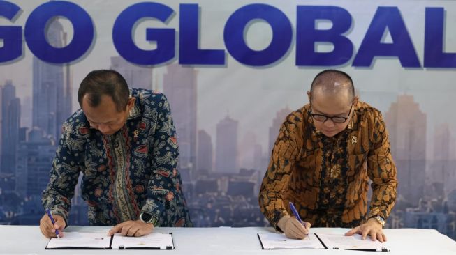 Menteri Pelindungan Pekerja Migran Indonesia (P2MI) Mukhtarudin dan Menteri Perindustrian Sarmuji teken MoU di BDI. (Dok.KP2MI)