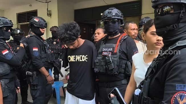 Polda Metro Jaya kembali menggerebek Kampung Ambon, Cengkareng, Jakarta Barat, dan menangkap tujuh orang yang diduga terlibat penyalahgunaan narkotika pada Kamis (15/10/2026). [Suara.com/Faqih]