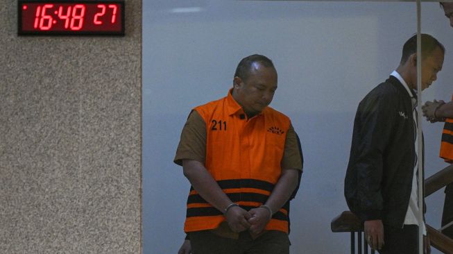 Tenaga ahli Kepala BNPB, Richard Erlangga (kiri), berjalan mengenakan rompi tahanan seusai menjalani pemeriksaan di Gedung Merah Putih KPK, Jakarta, Rabu (14/10/2026). [ANTARA FOTO/Fauzan/kye]
