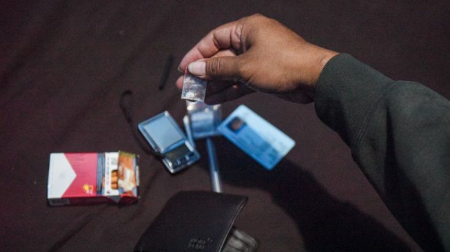Tim gabungan Direktorat Tindak Pidana Narkoba Bareskrim Polri, Badan Narkotika Nasional (BNN), dan Polda Metro Jaya menunjukan barang bukti berupa sabu saat melakukan penggerebekan di Kompleks Permata (Kampung Ambon), Kedaung Kaliangke, Cengkareng, Jakarta Barat, Kamis (15/10/2026). [ANTARA FOTO/Muhammad Adimaja/YU]