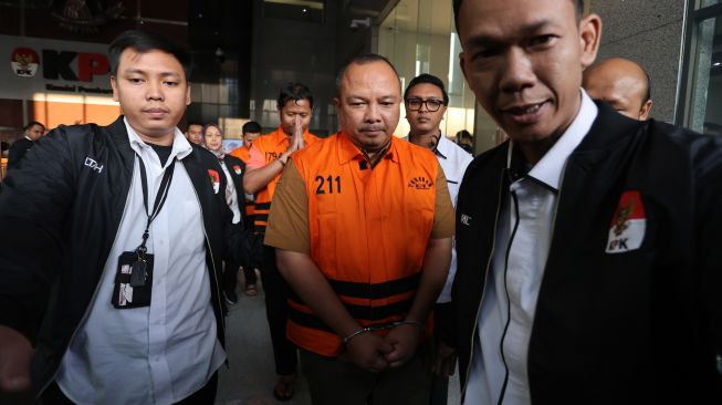 Tersangka kasus dugaan korupsi di lingkungan BNPB, tenaga ahli Kepala BNPB Richard Erlangga (tengah) dan Kasubdit Pengelolaan Bantuan dan Kedaruratan BNPB sekaligus pejabat pembuat komitmen Gabriel Purwaka Sigit (kedua kiri), berjalan mengenakan rompi tahanan seusai menjalani pemeriksaan di Gedung Merah Putih KPK, Jakarta, Rabu (14/10/2026). [ANTARA FOTO/Reno Esnir/sgd/kye]