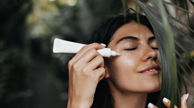 ilustrasi memakai sunscreen (magnific/lookstudio)